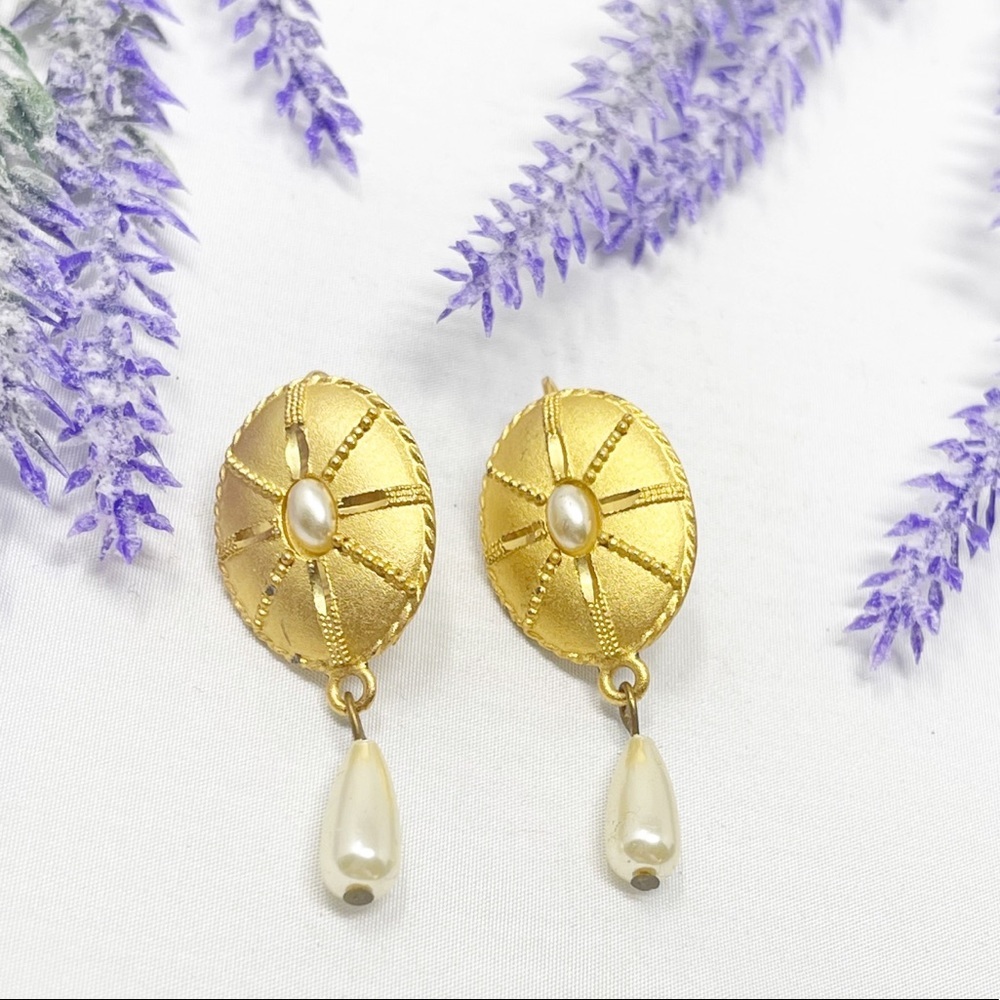 Vintage Venue Stunning Matte Gold Tone Tear Drop Pearl Clip On Earrings